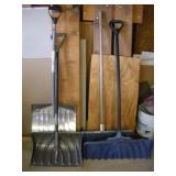 SNOW SHOVELS