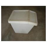 16 GALLON FEED BIN