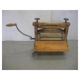 VINTAGE CLOTHES RINGER