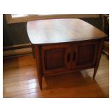MID CENTURY MODERN WALNUT END TABLE