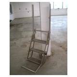 THE TRUCKER ALUMINUM FLATBED TRUCK LADDER