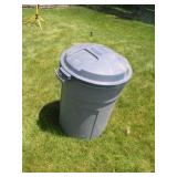 RUBBERMAID THRASH CAN W/ LID