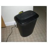 OFFICE MAX 8 SHEET CROSSCUT PAPER SHREDDER