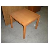 MAPLE END TABLE 24X24X20