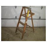4 FT WOODEN STEP LADDER