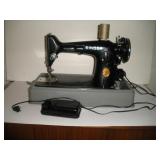 Vintage Singer Sewing Machine, Portable Vintage Singer Sewing Machine, Portable