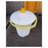 18" tall diaper pail with locking handle