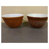 2 vintage Pyrex bowls