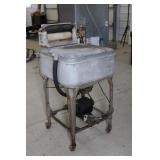 Vintage Maytag Wringer Washing Machine