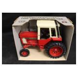 1:16 Ertl International 1586 Tractor w/Cab