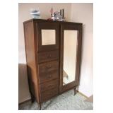 Armoire & Christmas Dï¿½cor