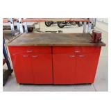 Metal Cabinet/Work Bench w/Vise