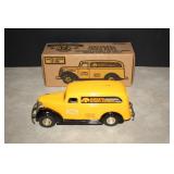 NIB Ertl Iowa Hawkeye 1938 Panel Truck Bank Die Ca
