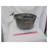 Footed Dutch Oven w / lid handle
