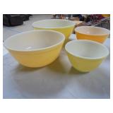 Set of 4 Pyrex Bowls