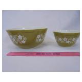2 Vintage Pyrex bowls