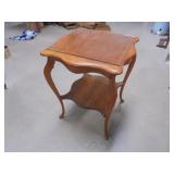 Antique Accent Table                (100)