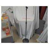Extendable microphone stand