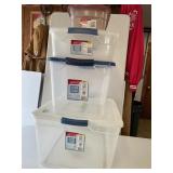 4 RubberMaid Storage Containers W/ Lids