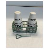 Salt/Pepper shakers set