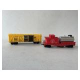 2 HO Train Cars