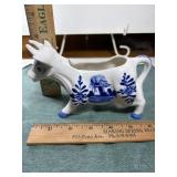 Delft Style Blue/white ceramic cow creamer handpai