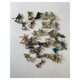 30 VINTAGE PLASTIC ARMY MEN