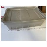 10qt Sterlite tote- used