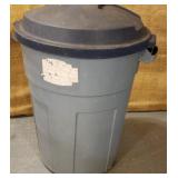 Trashcan Rubbermaid 32 gallon