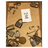 Mixed lot of vintage locks & keys