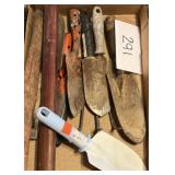 Lot of garden shovels & more Lot of garden shovels & more