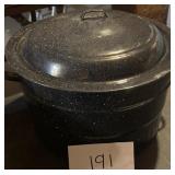 Large Enamelware cauldron / pot Large Enamelware cauldron / pot