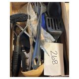 Mixed utensil lot l; spatulas & more Mixed utensil lot l; spatulas & more