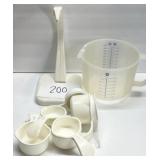 Mixed kitchen lot; Tupperware measuring cup & more Mixed kitchen lot; Tupperware measuring cup & more