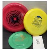 (3) frisbees