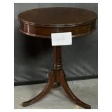 Vintage 3 Legged Side Table; 22*22*27