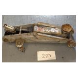 Hydraulic floor jack-used