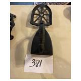Cast iron iron with trivet