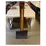 Aluminum snow shovel