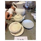 Assorted porcelain items