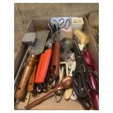 Assorted kitchen items