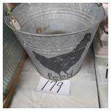 Metal feed buckey with handle chicken
