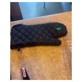 Black Quilted Heat-Resistant Oven Mitt