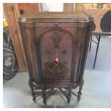 1930s? Console Radio Wooden Cabinet
