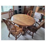Dining Room Table w/4 chairs- has 2 leafs