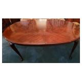 American Drew Dining Table w/ 2 leafs