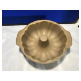 Large Pampered Chef Bundt Pan