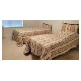 2 Twin Beds with Bedspread & Decorative Pillows