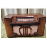 Vntg Clarion 4650 AM DC Tube Radio