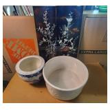 2 Pots, 2 Decorative Wall Hangings